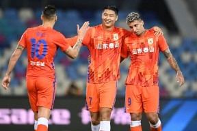 爱游戏智能平台-阿扎伦卡在加拿大队比赛中出色防守，大胜引发热议！