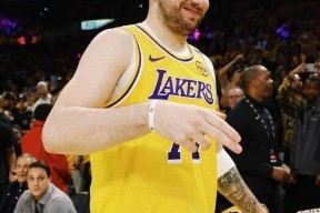 爱游戏在线服务-东契奇新星关键助攻表现惊艳，曼联未来可期！