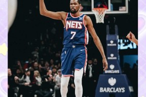 爱游戏官网-杜兰特连续十五场比赛得分超过突破纪录，篮网挑战极限！