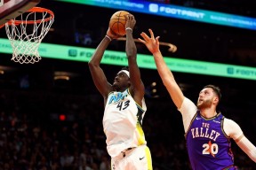 爱游戏在线服务-西亚卡姆回归赛场，逆转首场状态亮眼，掘金观众沸腾！